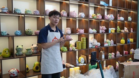 Làng gốm Bát Tràng chuyển mình nhờ chuyển đổi số