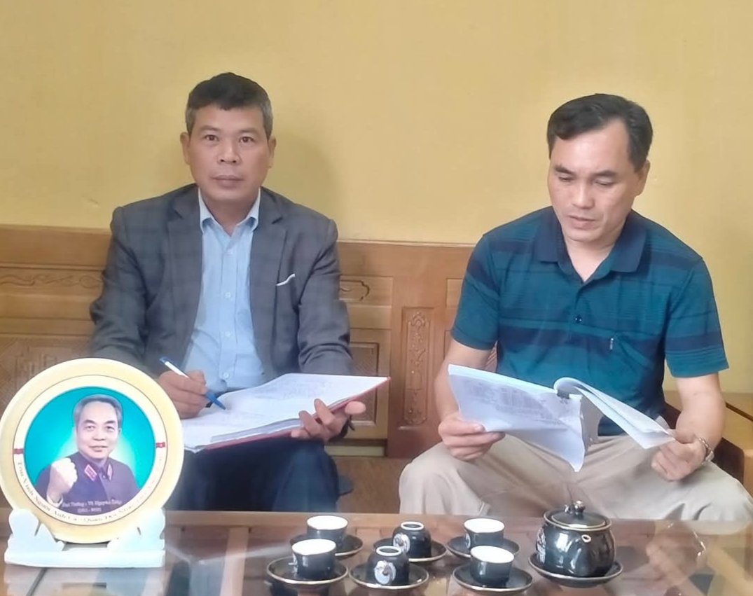  Ông Phan Ánh Hồng - PCT Hội CCB (bên phải) và ông Nguyễn Xuân Tuấn - PCT MTTQ, Chủ tịch Hội CCB xã Đào Xá.