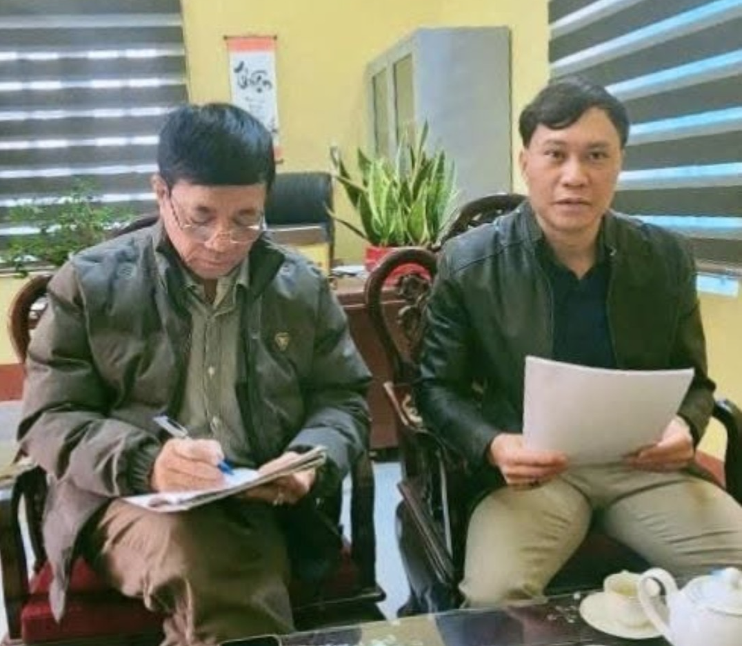 Ông Trần Mạnh Thắng - UVTV Đảng ủy, Chủ tịch Ủy ban MTTQ xã Đào Xá (bên phải) và phóng viên.