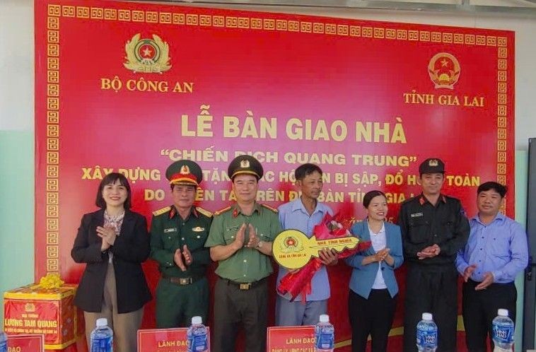 Người dân Gia Lai vui mừng đón nhà mới “Chiến dịch Quang Trung” do Công an xây dựng