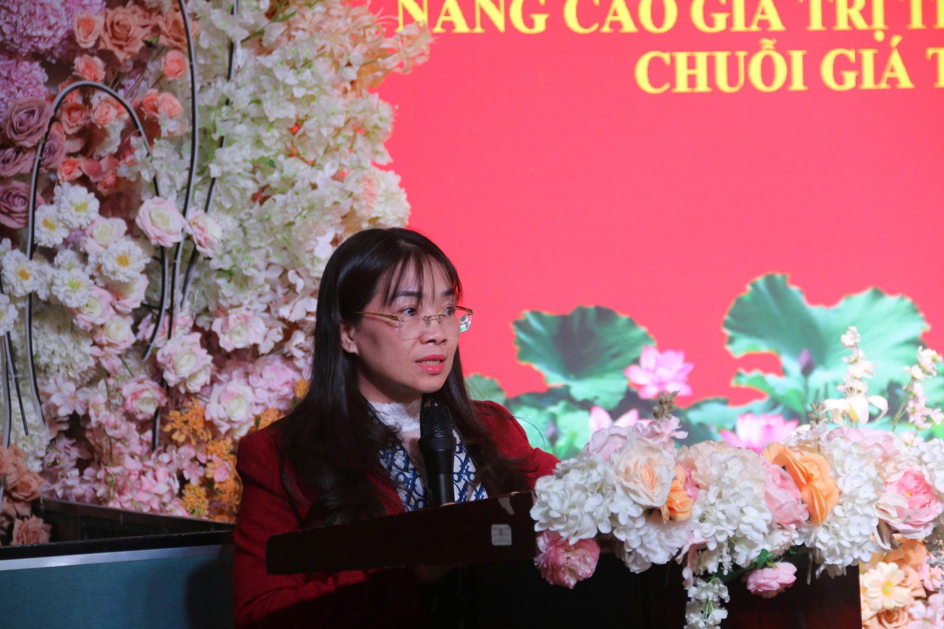 Bà Nguyễn Thị Minh Huệ - Phó trưởng phòng Phát triển nông thôn báo cáo kết quả thực hiện chính sách khuyến khích, phát triển hợp tác, liên kết trong sản xuất và tiêu thụ sản phẩm nông nghiệp 