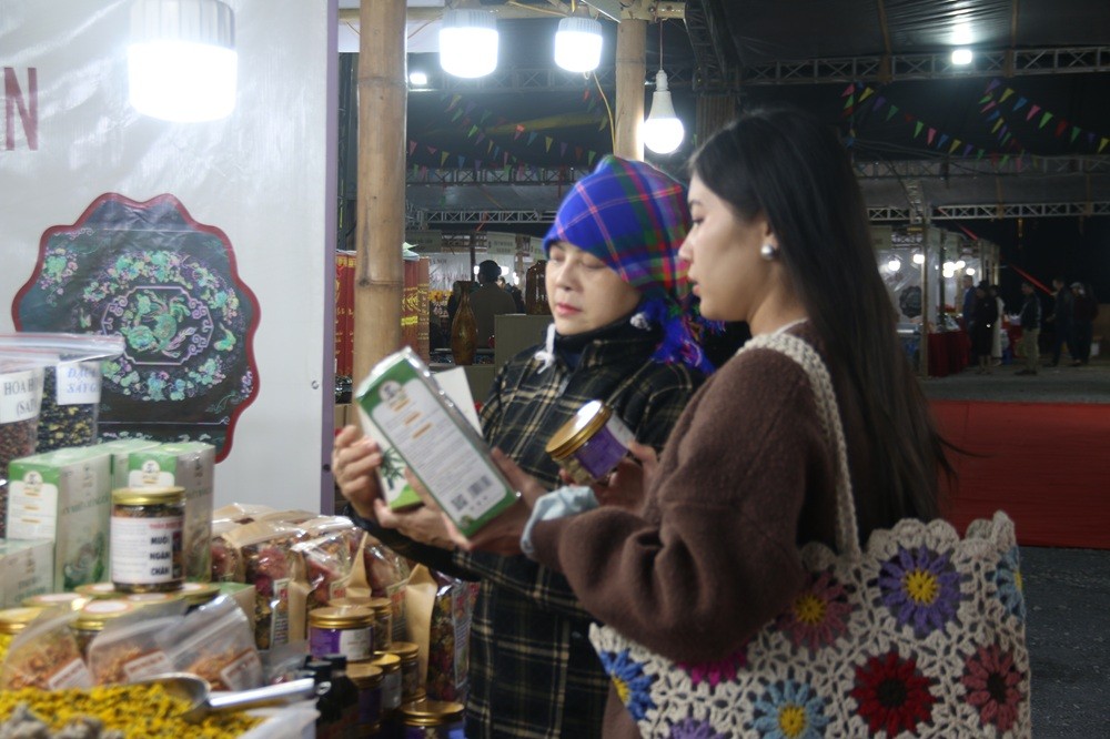 Khai mạc Hội chợ sản phẩm làng nghề và nông sản thực phẩm an toàn thu hút hàng trăm gian hàng