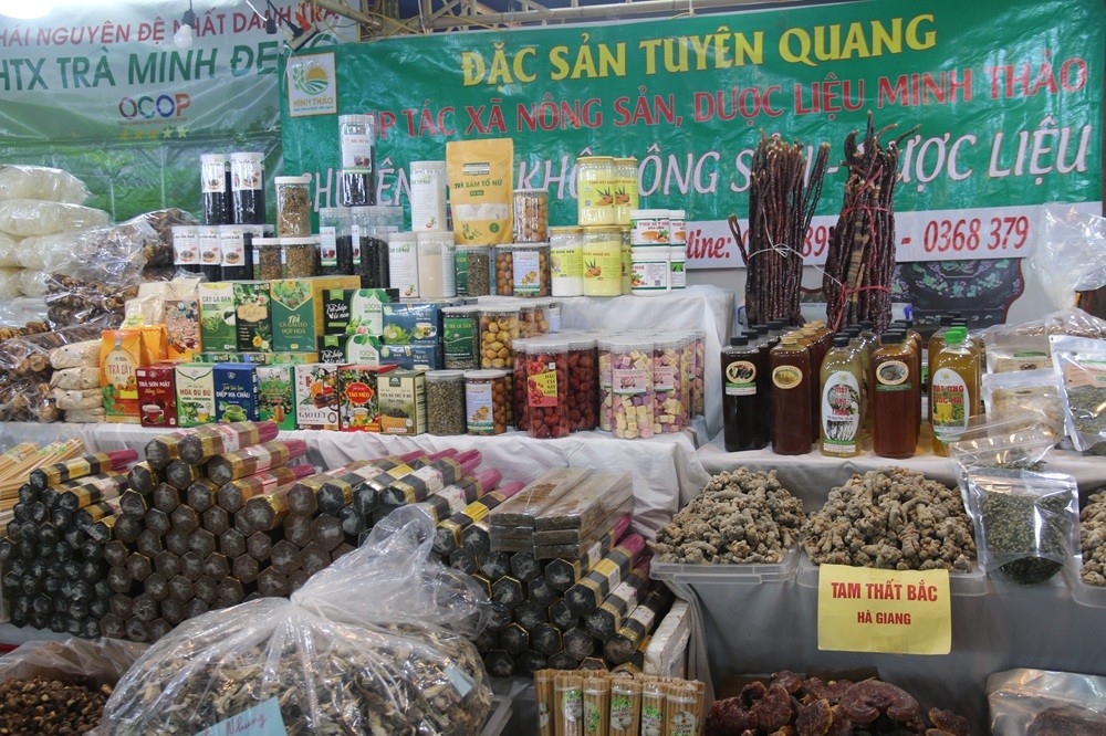 Nhiều mặt hàng đông đảo du khách tham quan trải nghiệm