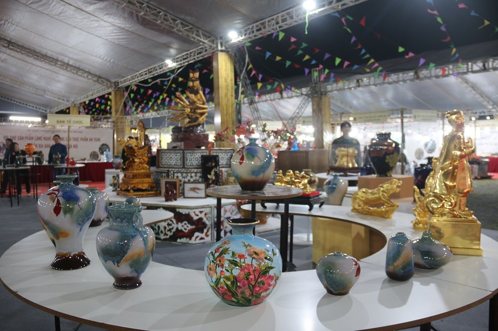 Khai mạc Hội chợ sản phẩm làng nghề và nông sản thực phẩm an toàn thu hút hàng trăm gian hàng