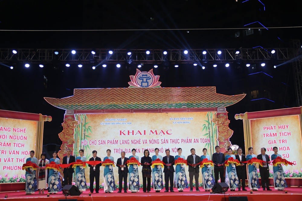 Các đại biểu cắt băng khai mạc sự kiện