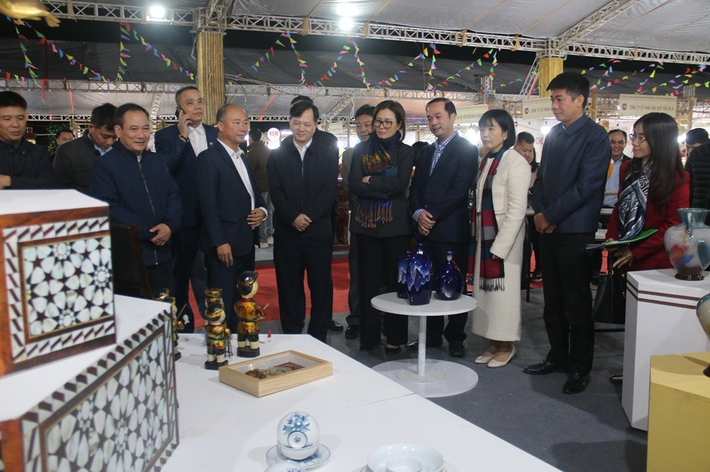 Các đại biểu và nhân dân tham quan các gian hàng tại hội chợ.