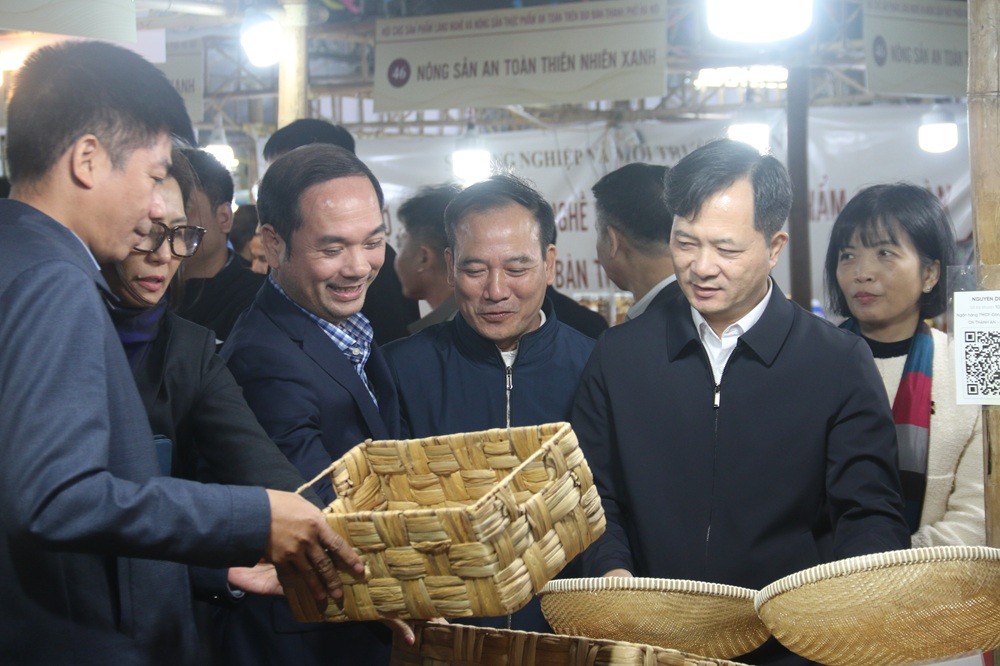 Các đại biểu tham quan các gian hàng