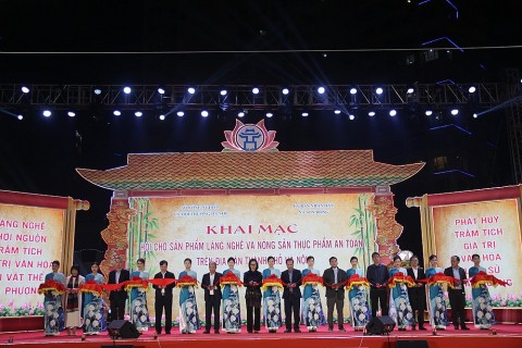 khai mac hoi cho san pham lang nghe va nong san thuc pham an toan thu hut hang tram gian hang