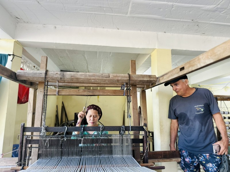 Ngắm sắc màu thổ cẩm ở làng Chăm Châu Phong