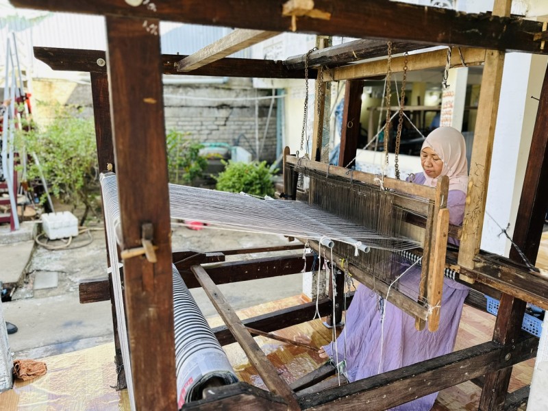 Ngắm sắc màu thổ cẩm ở làng Chăm Châu Phong