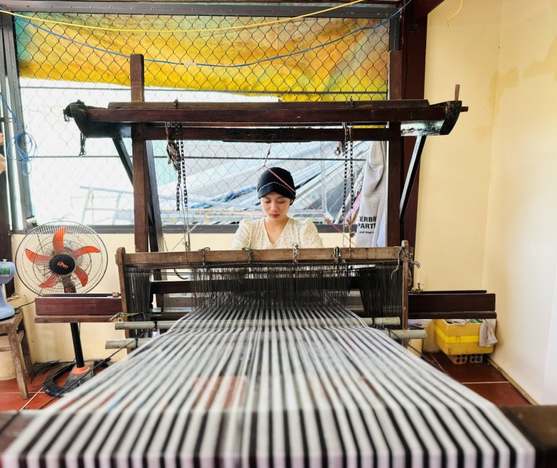 Ngắm sắc màu thổ cẩm ở làng Chăm Châu Phong