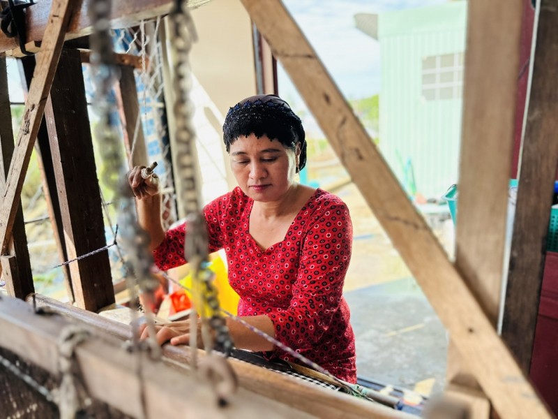 Ngắm sắc màu thổ cẩm ở làng Chăm Châu Phong