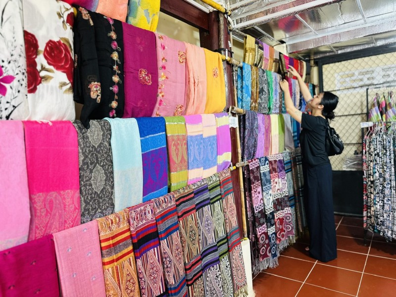 Ngắm sắc màu thổ cẩm ở làng Chăm Châu Phong