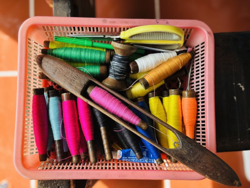 Ngắm sắc màu thổ cẩm ở làng Chăm Châu Phong