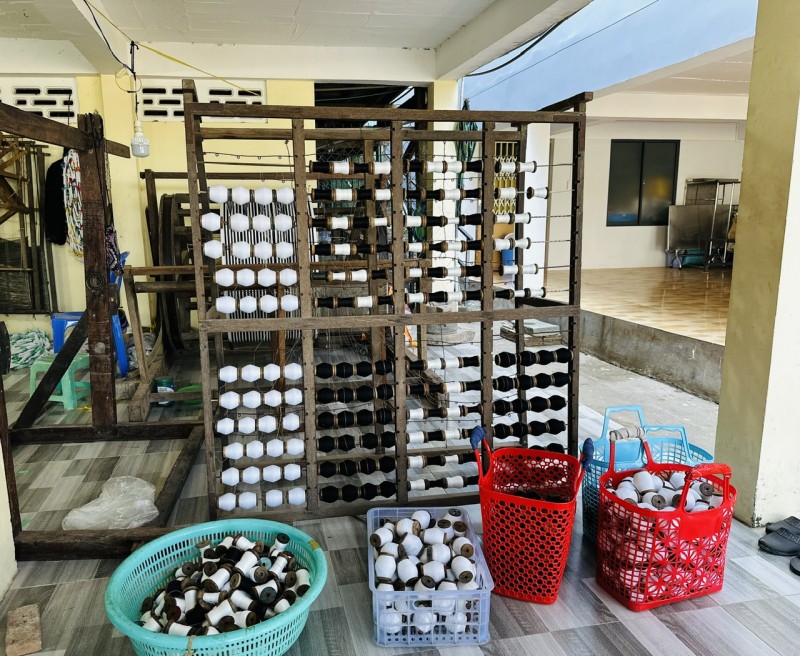 Ngắm sắc màu thổ cẩm ở làng Chăm Châu Phong