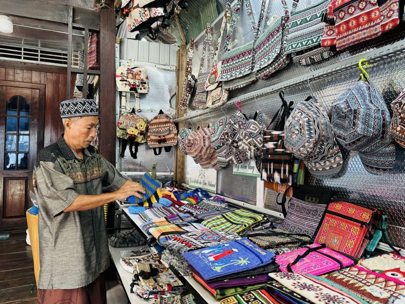 Ngắm sắc màu thổ cẩm ở làng Chăm Châu Phong