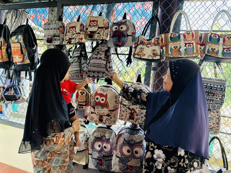 Ngắm sắc màu thổ cẩm ở làng Chăm Châu Phong