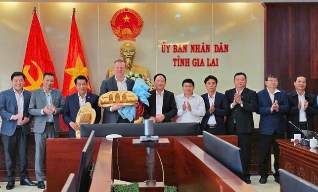 Chủ tịch UBND tỉnh Gia Lai Phạm Anh Tuấn tặng quà lưu niệm cho lãnh đạo Tập đoàn Hùng Nhơn và Tập đoàn De Heus tại buổi làm việc về kế hoạch hợp tác và mở rộng đầu tư chuỗi dự án nông nghiệp công nghệ cao trên địa bàn tỉnh giai đoạn 2025-2030.