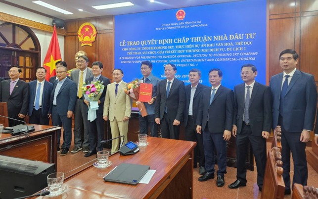 Bí thư Tỉnh ủy Gia Lai Thái Đại Ngọc trao Quyết định chấp thuận nhà đầu tư dự án Khu văn hóa, thể dục thể thao, vui chơi, giải trí kết hợp thương mại, dịch vụ, du lịch 1 tại xã Cát Tiến.