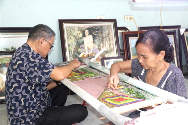 Nghệ nhân “hoá thân” chất liệu đời thường thành tác phẩm nghệ thuật