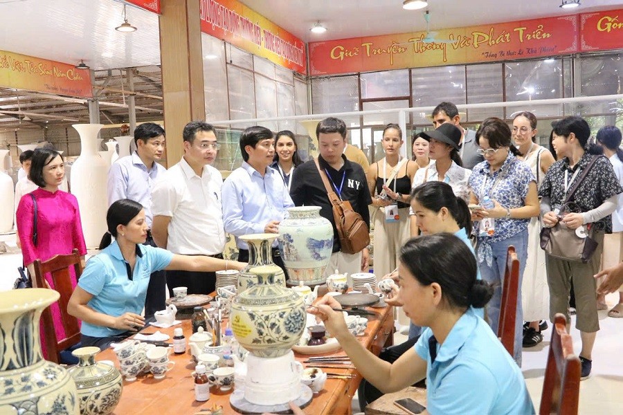 Gốm Chu Đậu ngày càng thu hút nhiều du khách nước ngoài đến  tham quan, trải nghiệm