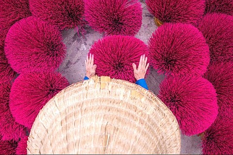 dang sau anh lua giu nghe noi lo suc khoe cua nhung nguoi tho thu cong