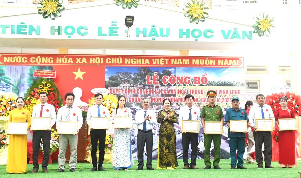 Phó Chủ tịch UBND tỉnh - Châu Văn Hòa, Chủ tịch Hội Liên hiệp Phụ nữ tỉnh - Nguyễn Thị Kim Thoa trao bằng khen của Chủ tịch UBND tỉnh cho các tập thể, cá nhân có thành tích xuất sắc trong tham gia xây dựng xã nông thôn mới nâng cao. Phó Chủ tịch UBND tỉnh - Châu Văn Hòa, Chủ tịch Hội Liên hiệp Phụ nữ tỉnh - Nguyễn Thị Kim Thoa trao bằng khen của Chủ tịch UBND tỉnh cho các tập thể, cá nhân có thành tích xuất sắc trong tham gia xây dựng xã nông thôn mới nâng cao.