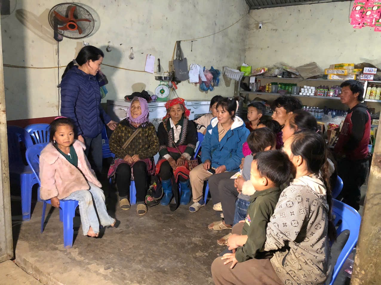 Chị Tẩn Thị Dở - Chủ tịch Hội Liên hiệp Phụ nữ xã Dào San (thứ 2 từ trái sang) tuyên truyền người dân bản Sin Chải xây dựng nông thôn mới.