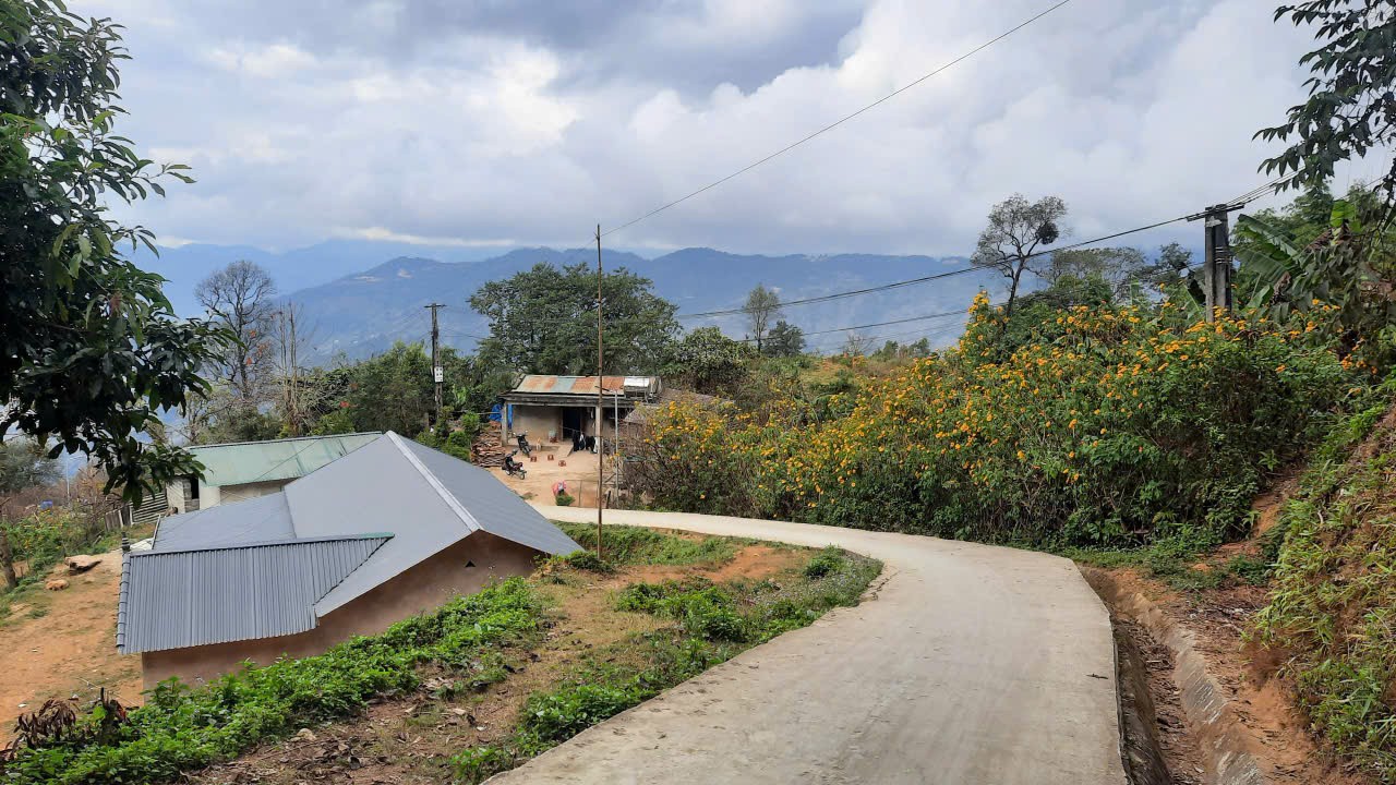  Con đường vào bản Hơ Mèo đã được đổ bê tông, giúp người dân đi lại thuận lợi.