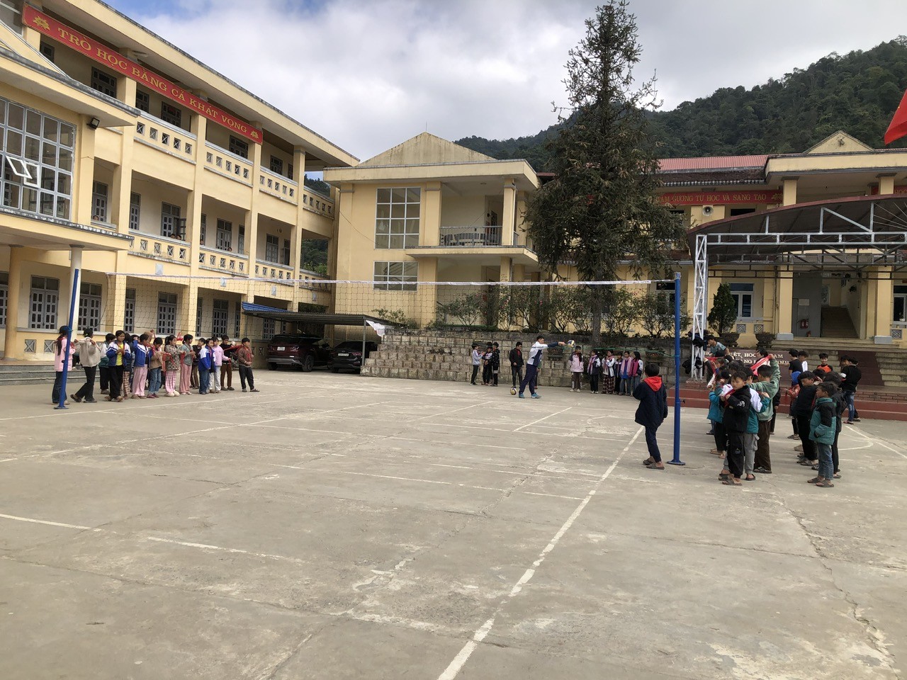 Các trường học ở Dào San được xây dựng khang trang, đồng bộ.