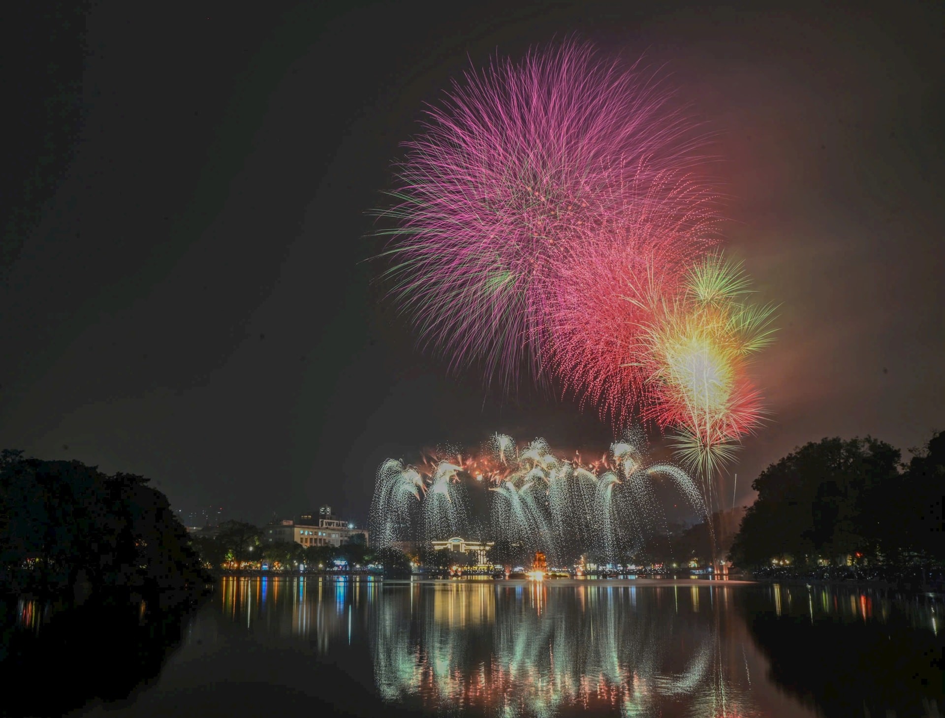 Pháo hoa rực rỡ chào đón 2026 với khát vọng vươn lên mạnh mẽ