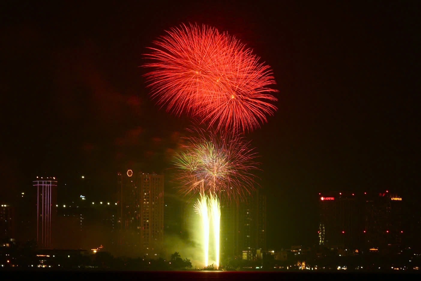 Pháo hoa rực rỡ chào đón 2026 với khát vọng vươn lên mạnh mẽ