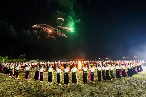 xac lap ky luc viet nam vong xoe 10000 nguoi ben dong da giang