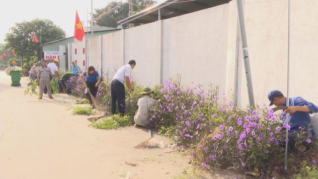 Các tuyến đường nông thôn được nâng cấp, tô điểm bằng nhiều loài hoa, tạo không gian sống xanh, sạch, đẹp cho người dân