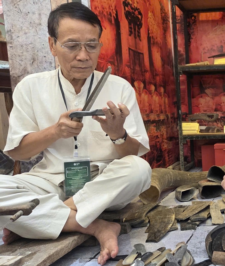 Người giữ lửa nghề mỹ nghệ sừng Thụy Ứng Người giữ lửa nghề mỹ nghệ sừng Thụy Ứng