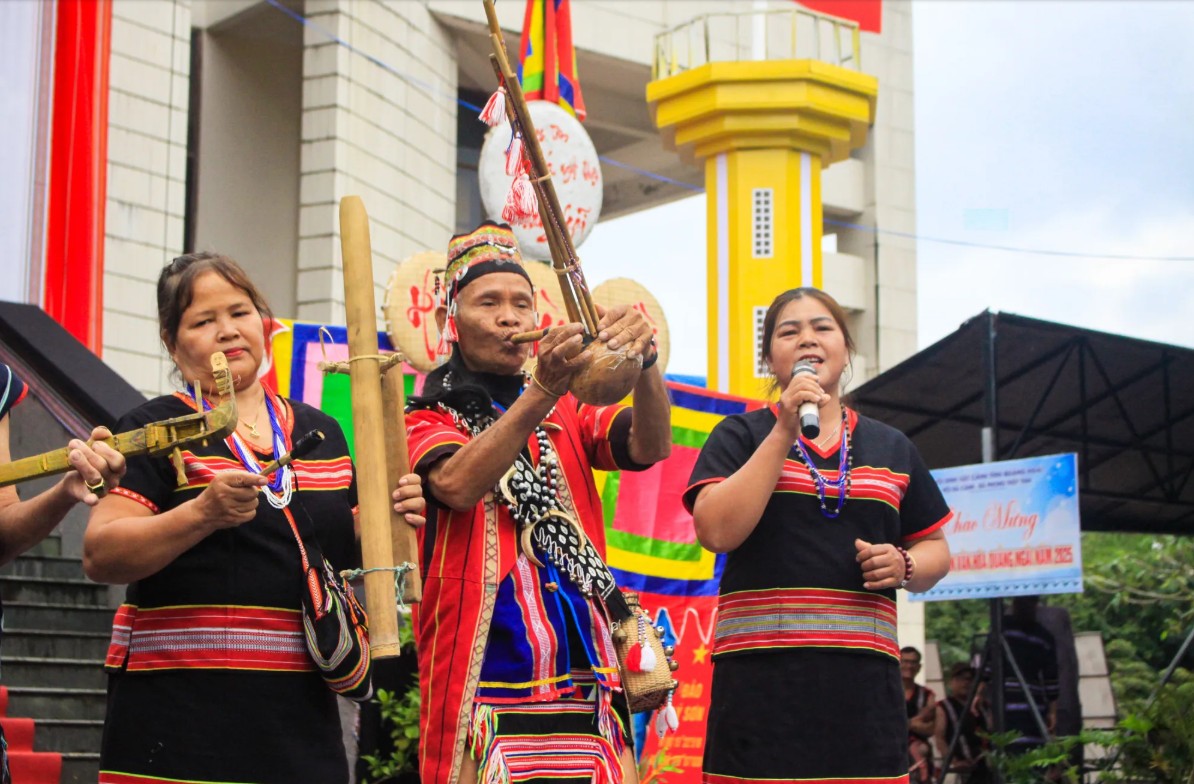 Nghệ nhân Ưu tú, già làng A Vẽ sử dụng chiếc Đoar để biểu diễn