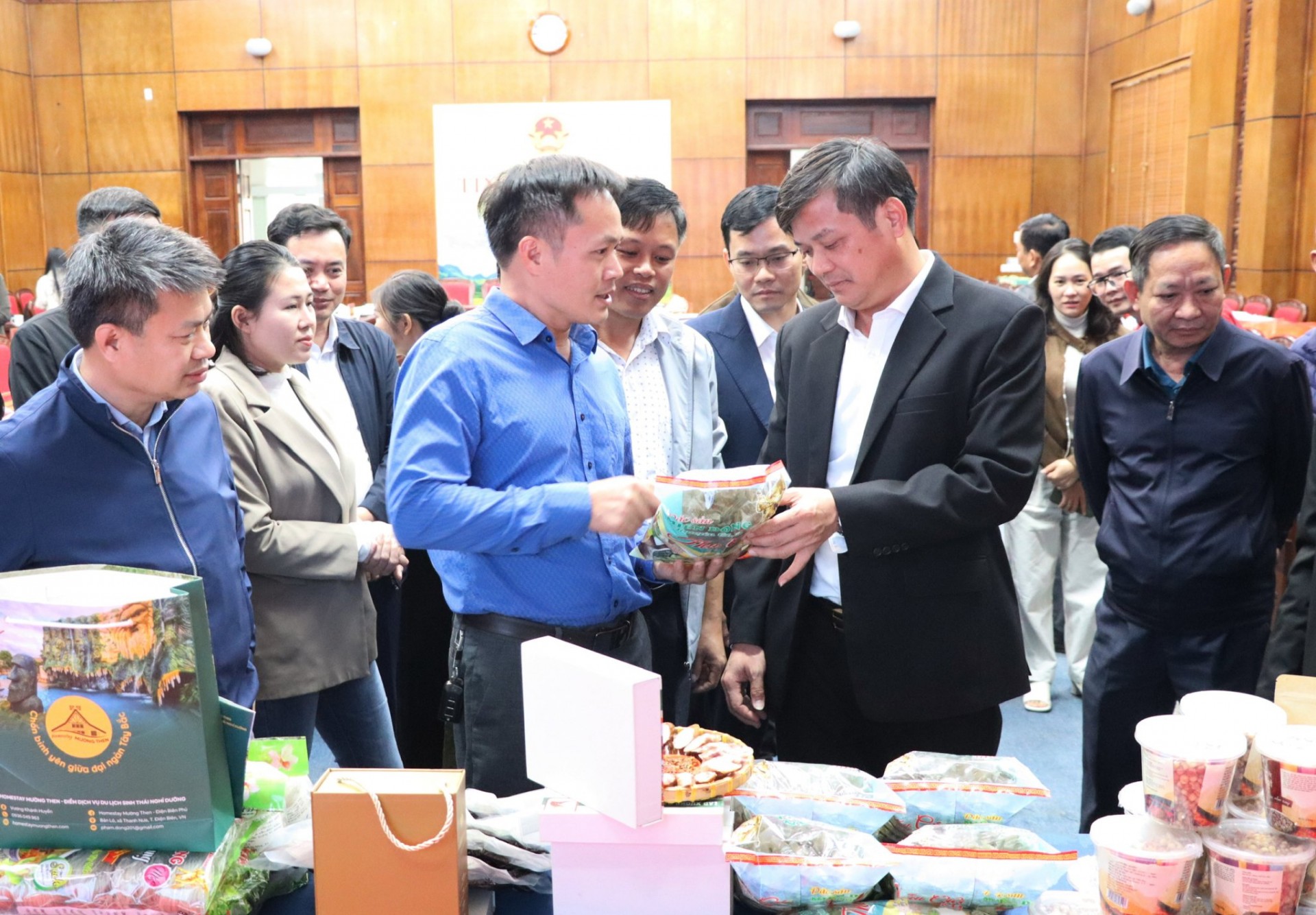 Thành viên Hội đồng đánh giá các sản phẩm OCOP Điện Biên tại khu vực trưng bày sản phẩm.