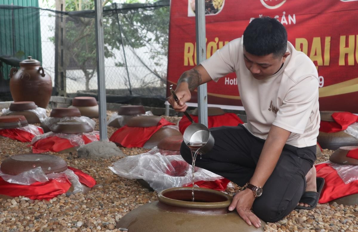 Hiện cơ sở của anh Hồ Viết Đàn đã ngâm khoảng 15 nghìn lít rượu. Hiện cơ sở của anh Hồ Viết Đàn đã ngâm khoảng 15 nghìn lít rượu.