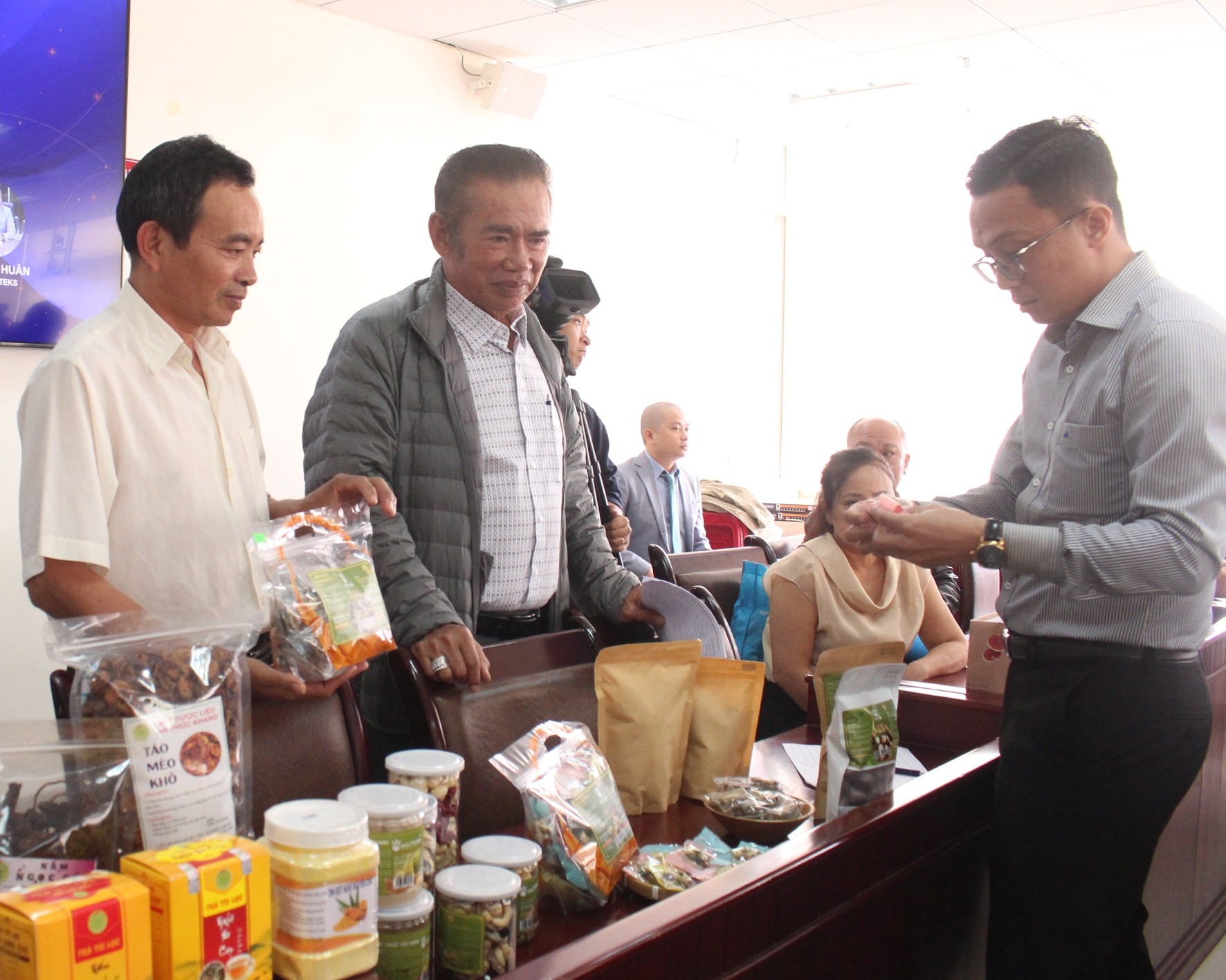 Đẩy mạnh xúc tiến thương mại, mở rộng thị trường cho sản phẩm đặc trưng