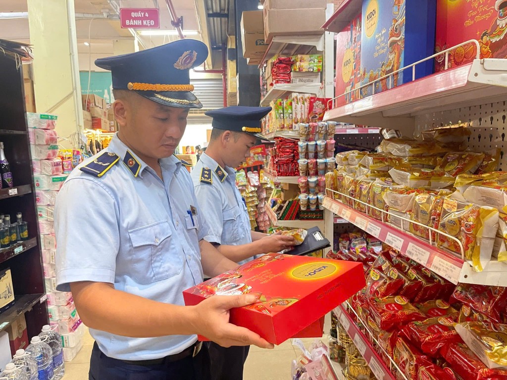 Cán bộ Đội Quản lý thị trường số 1 kiểm tra chất lượng hàng hóa trên thị trường. Cán bộ Đội Quản lý thị trường số 1 kiểm tra chất lượng hàng hóa trên thị trường.