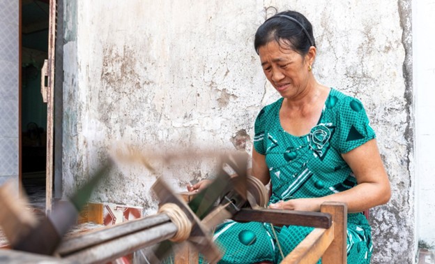 Bà Nguyễn Thị Khuyên vẫn miệt mài bên khung dệt mỗi khi có khách đặt chiếu. Bà Nguyễn Thị Khuyên vẫn miệt mài bên khung dệt mỗi khi có khách đặt chiếu.