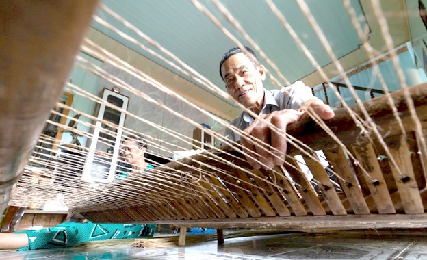 Khung dệt chiếu gắn bó với ông Phạm Văn Thiếu gần trọn cuộc Khung dệt chiếu gắn bó với ông Phạm Văn Thiếu gần trọn cuộc