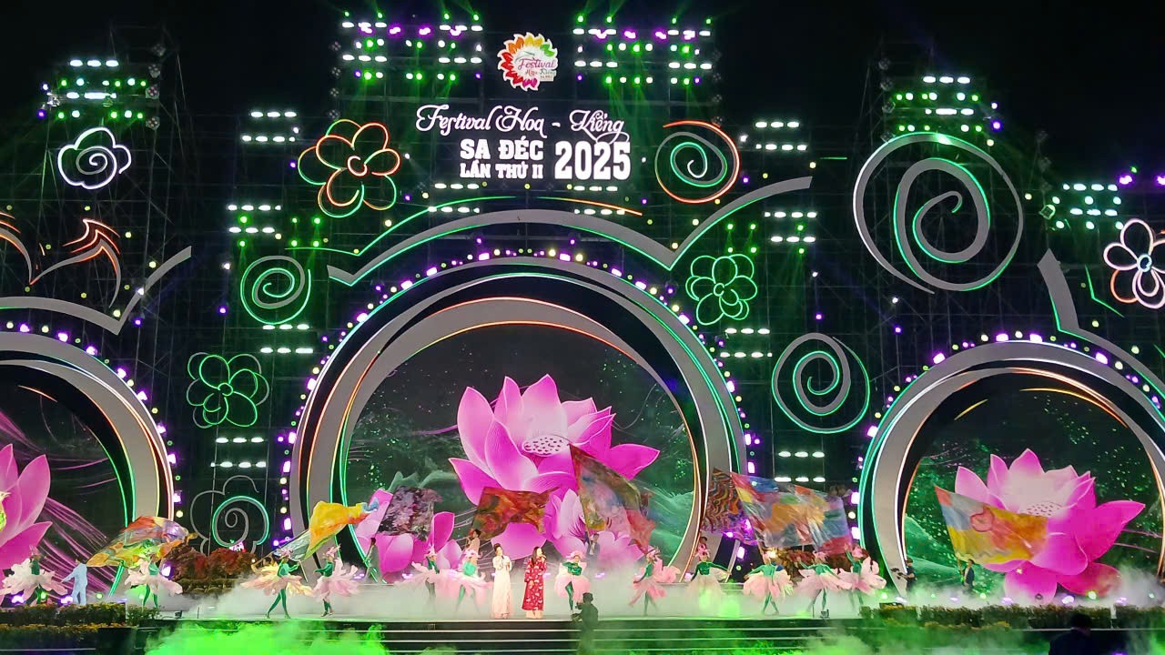 Chương trình nghệ thuật đặc sắc tại đêm khai mạc Lễ hội - Ảnh: VGP/Bích Liên Chương trình nghệ thuật đặc sắc tại đêm khai mạc Lễ hội - Ảnh: VGP/Bích Liên