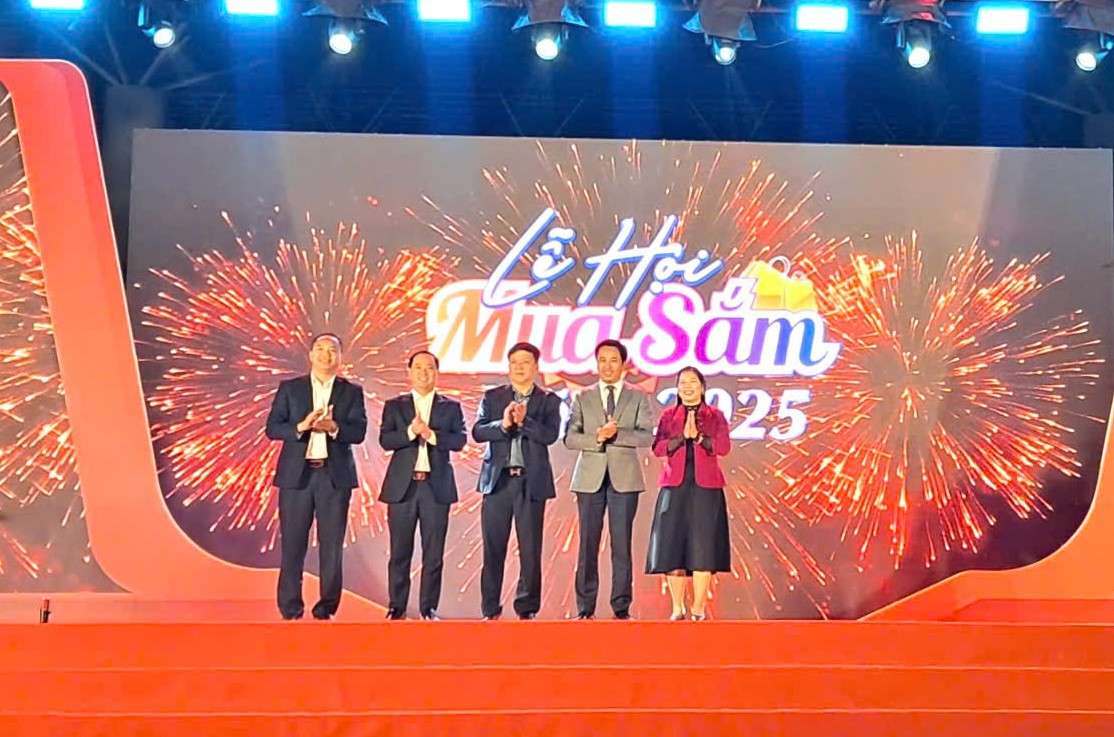 Các đại biểu thực hiện nghi thức khai mạc Lễ hội. Ảnh: VGP/Thuỳ Linh Các đại biểu thực hiện nghi thức khai mạc Lễ hội. Ảnh: VGP/Thuỳ Linh