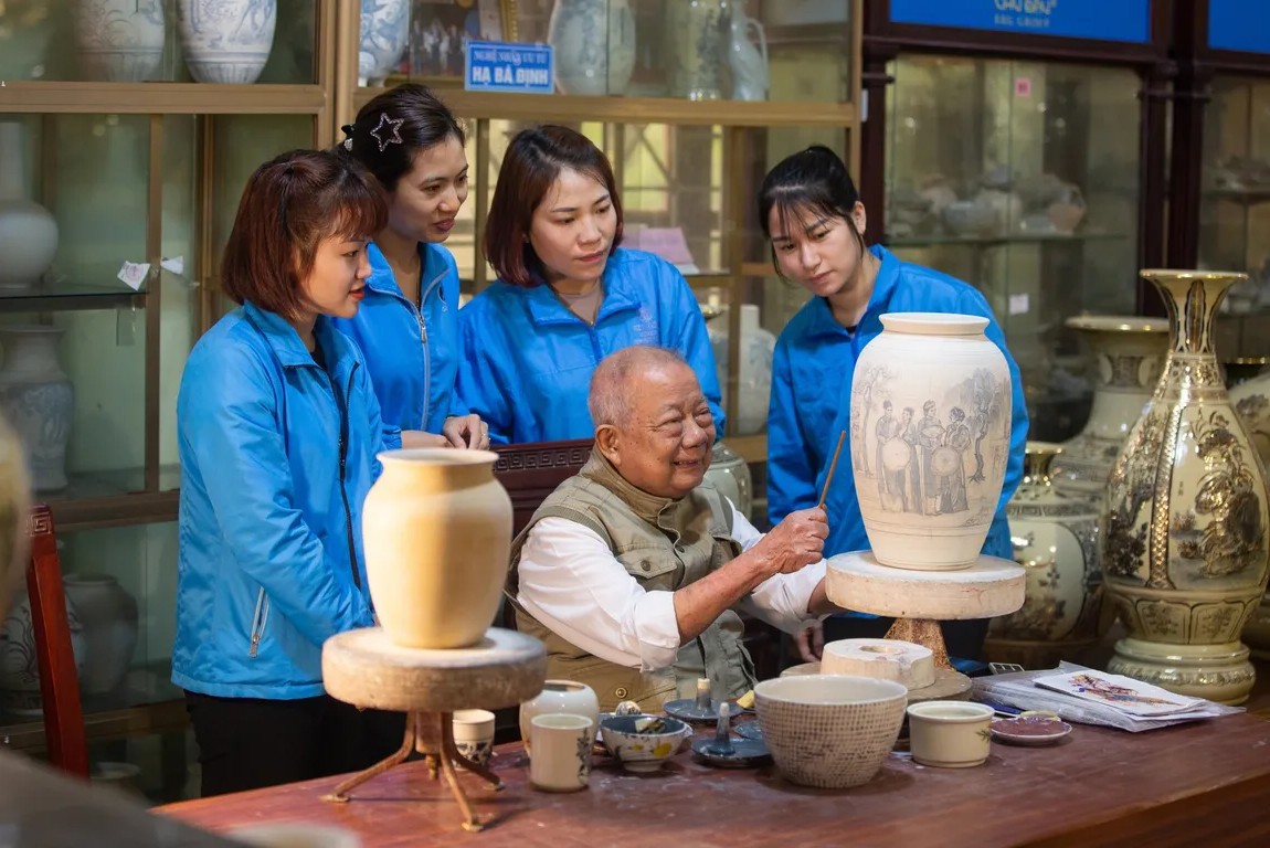 Nghệ nhân Hạ Bá Định (giữa) - người góp công đưa hồn gốm Chu Đậu hồi sinh trở lại. Nghệ nhân Hạ Bá Định (giữa) - người góp công đưa hồn gốm Chu Đậu hồi sinh trở lại.