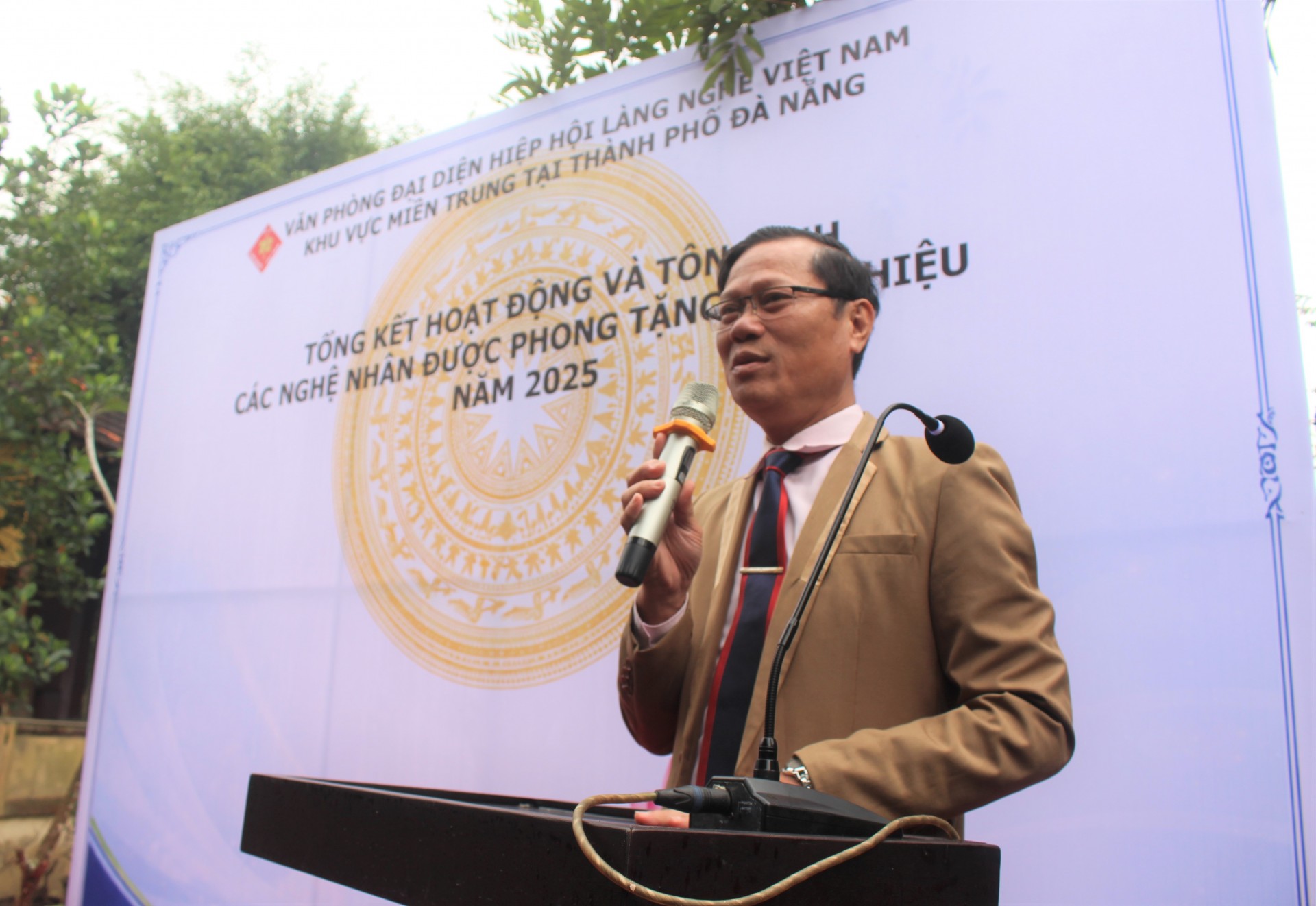 Ông Đinh Văn Phúc: Phó Giám đốc Trung tâm Khuyến công và Xúc tiến Thương mại TP Đà Nẵng phát biểu tại buổi Tổng kết. Ông Đinh Văn Phúc: Phó Giám đốc Trung tâm Khuyến công và Xúc tiến Thương mại TP Đà Nẵng phát biểu tại buổi Tổng kết.