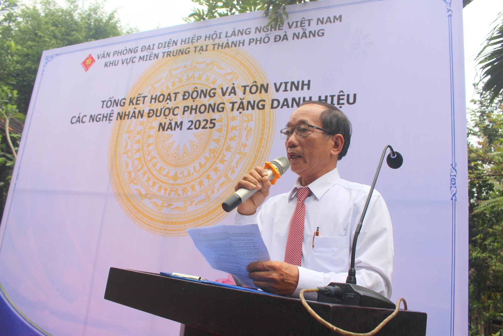 Nghệ nhân Nhân dân Nguyễn Văn Tiếp – Phó Chủ tịch Hiệp hội Làng nghề Việt Nam, Chủ tịch Hiệp hội Thủ công mỹ nghệ TP. Đà Nẵng, Trưởng ban Tổ chức phát biểu tại buổi Tổng kết. Nghệ nhân Nhân dân Nguyễn Văn Tiếp – Phó Chủ tịch Hiệp hội Làng nghề Việt Nam, Chủ tịch Hiệp hội Thủ công mỹ nghệ TP. Đà Nẵng, Trưởng ban Tổ chức phát biểu tại buổi Tổng kết.