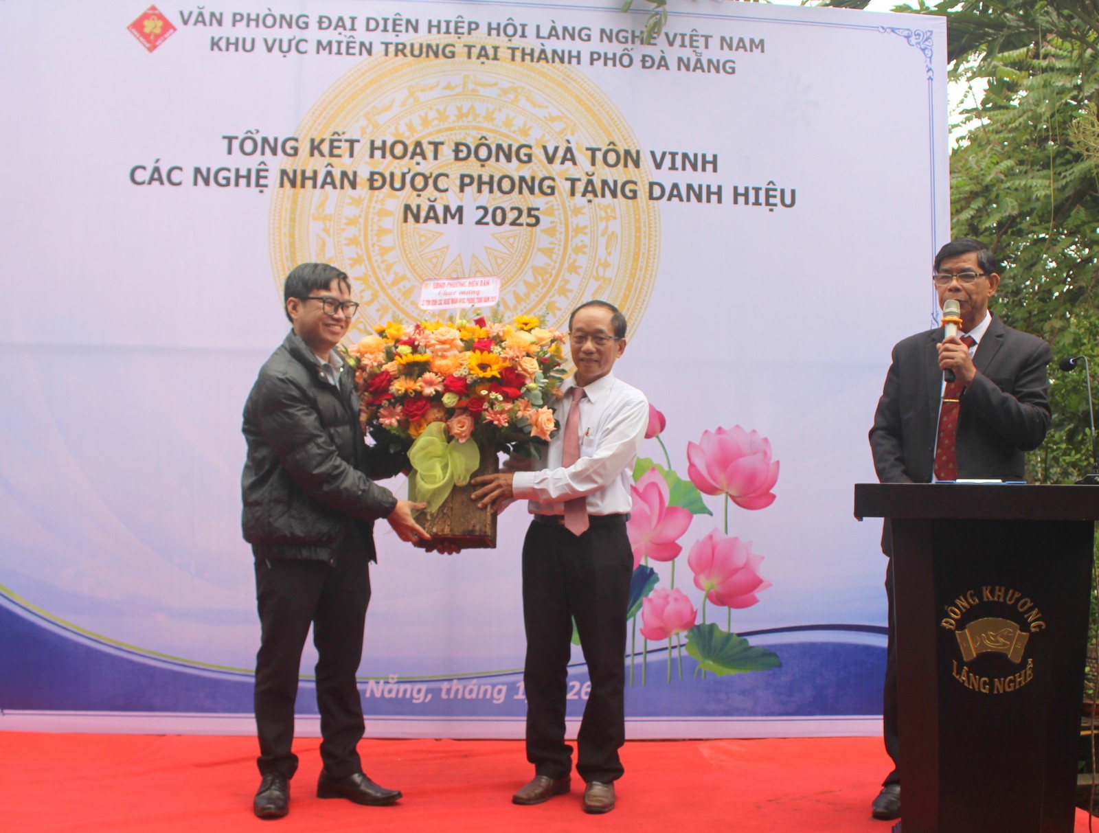 UBND phường Điện Bàn tặng hoa cho Ban tổ chức. UBND phường Điện Bàn tặng hoa cho Ban tổ chức.