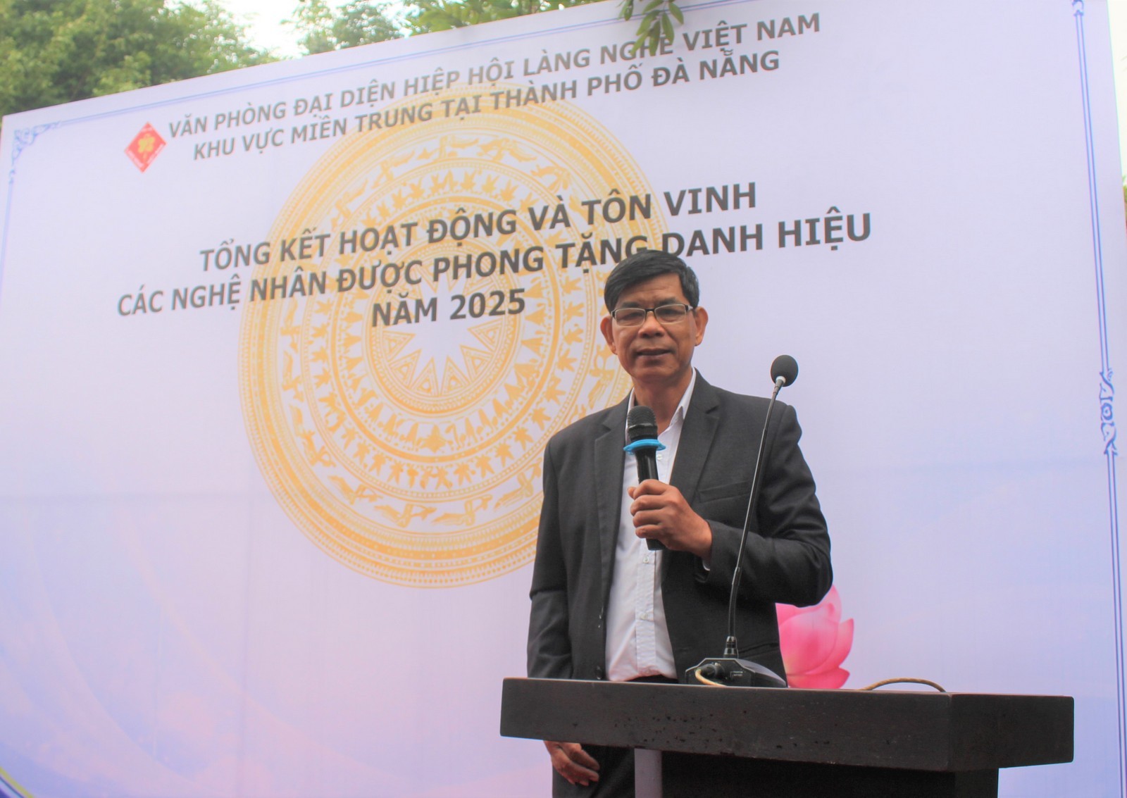 Nghệ nhân Lê Đức Hùng, Ủy viên Ban Chấp hành Hiệp hội Làng nghề Việt Nam, Phó Chủ tịch Hiệp hội Thủ công mỹ nghệ TP. Đà Nẵng phát biểu tại buổi Tổng kết. Nghệ nhân Lê Đức Hùng, Ủy viên Ban Chấp hành Hiệp hội Làng nghề Việt Nam, Phó Chủ tịch Hiệp hội Thủ công mỹ nghệ TP. Đà Nẵng phát biểu tại buổi Tổng kết.