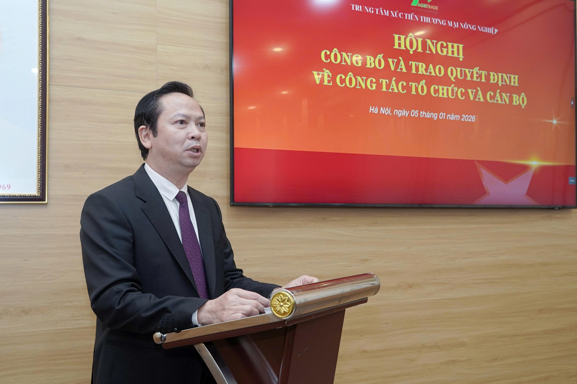 Ông Hoàng Văn Dự, Phó Giám đốc Trung tâm Xúc tiến thương mại nông nghiệp công bố các Quyết định. Ông Hoàng Văn Dự, Phó Giám đốc Trung tâm Xúc tiến thương mại nông nghiệp công bố các Quyết định.